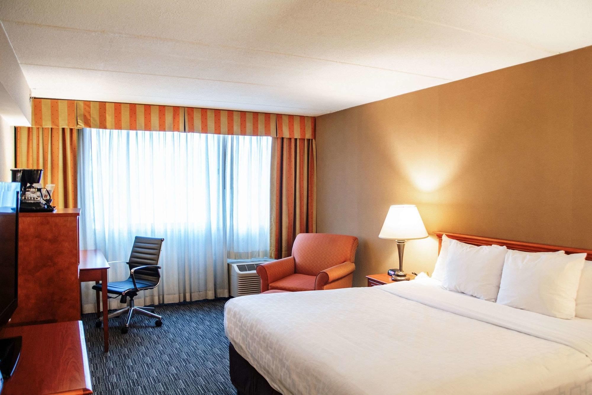Clarion Hotel & Convention Center Joliet Extérieur photo